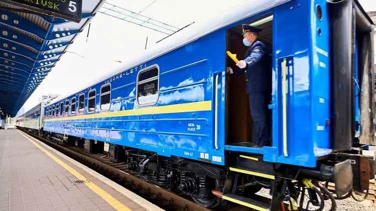Метель и морозы вызвали задержку поездов в Украине