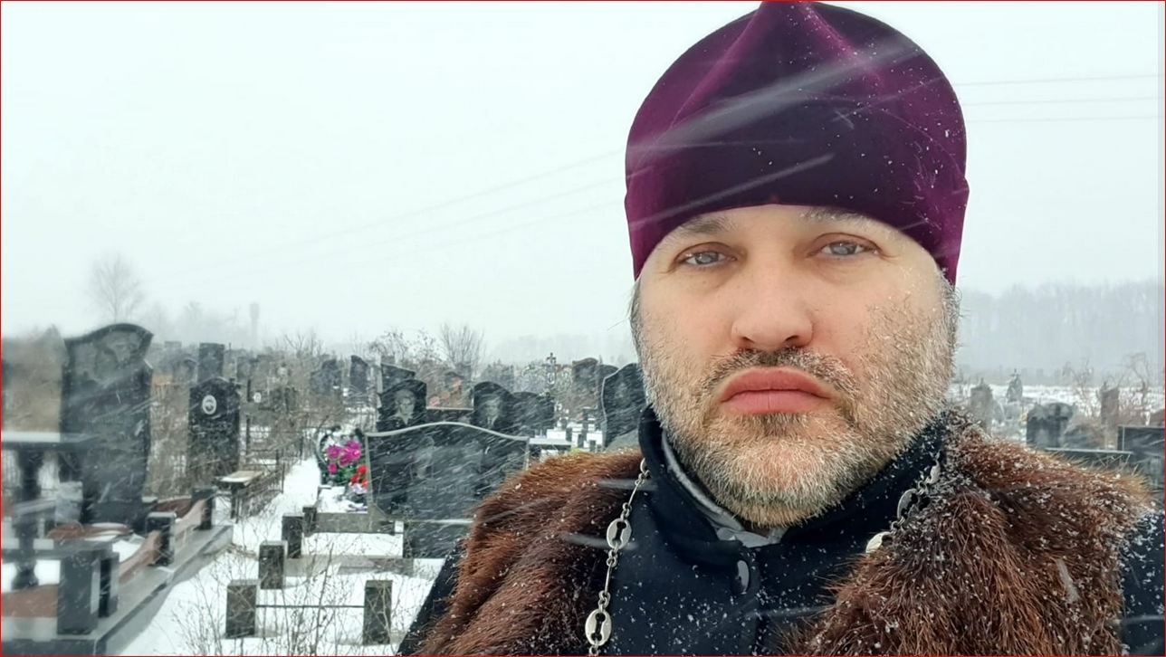 "Берегите себя", - священник опубликовал призыв к украинцам с кладбища в метель