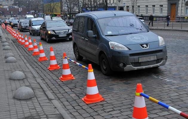 Парковка автомобиля: в Киеве официально разрешили бронировать места вдоль улиц