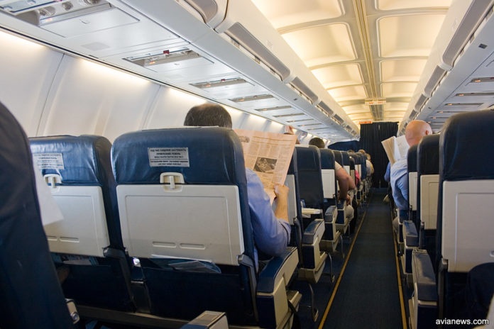 Как расслабить ноги в самолете и получить для них больше места