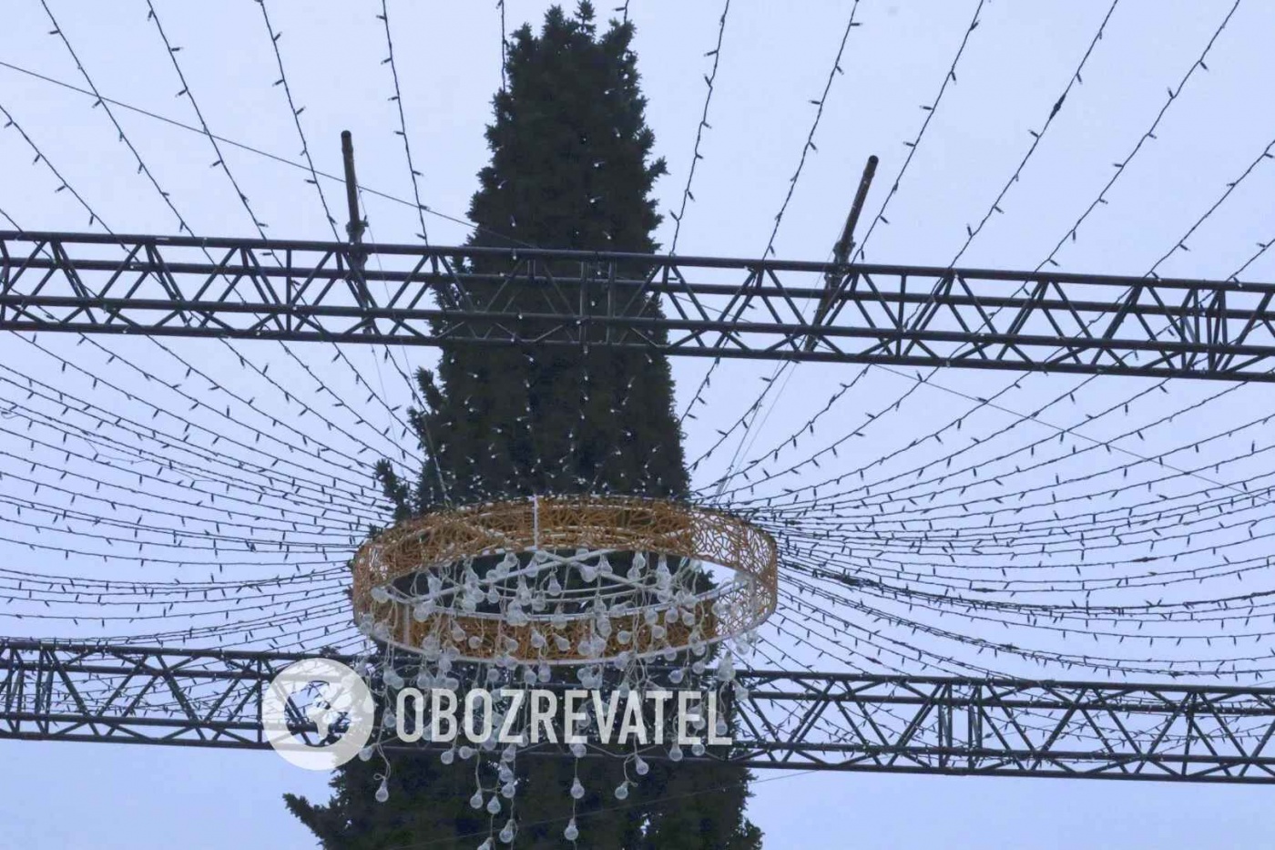 В Киеве на Софийской площади собрали главную новогоднюю елку страны