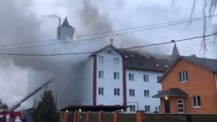 В отельном комплексе под Киевом вспыхнул масштабный пожар: выгорело 800 квадратных метров