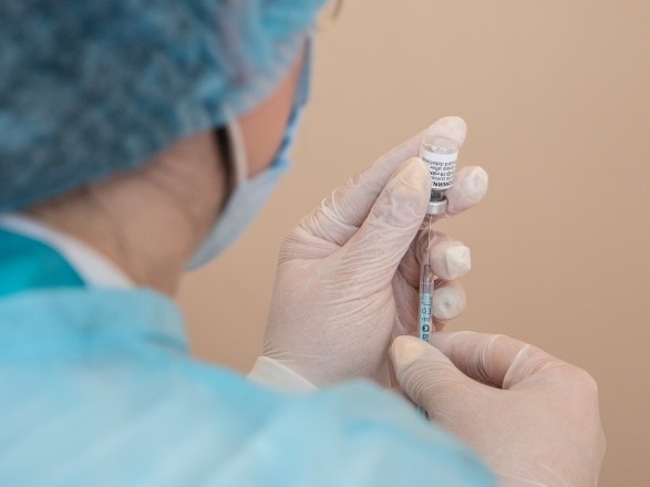 Украина вводит бустерную вакцинацию от COVID-19: кто может получить новую дозу препарата