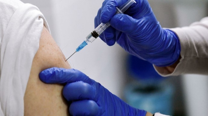 Бустерная вакцинация стартовала: сколько COVID-прививок сделали за первый день