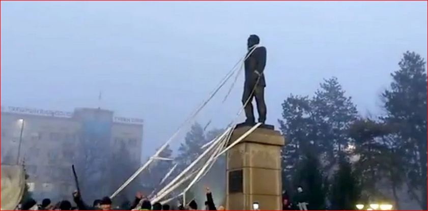 В Казахстане убирают Назарбаева с должности и сносят памятник ему