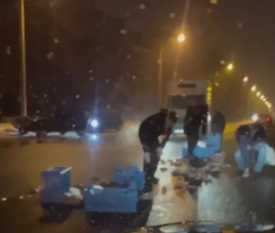 В Харькове из грузовика на дорогу высыпалось мясо: люди просто стали подбирать бесплатный продукт