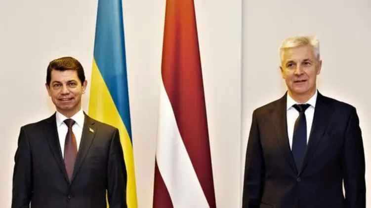 Латвия заявила о готовности поставлять в Украину оружие и военную технику