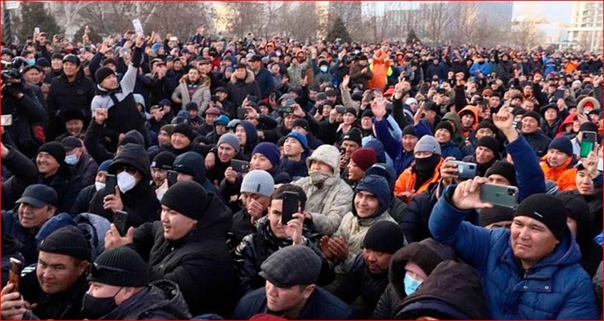 Протесты в Казахстане: в Алматы окружены две больницы, протестующие требуют "не лечить ментов"