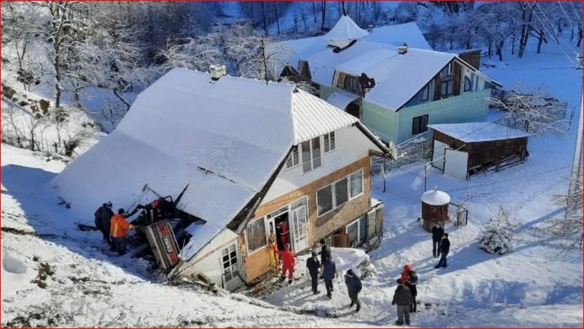 На Косовщине водитель легковушки на полной скорости слетел с дороги и пробил крышу жилого дома