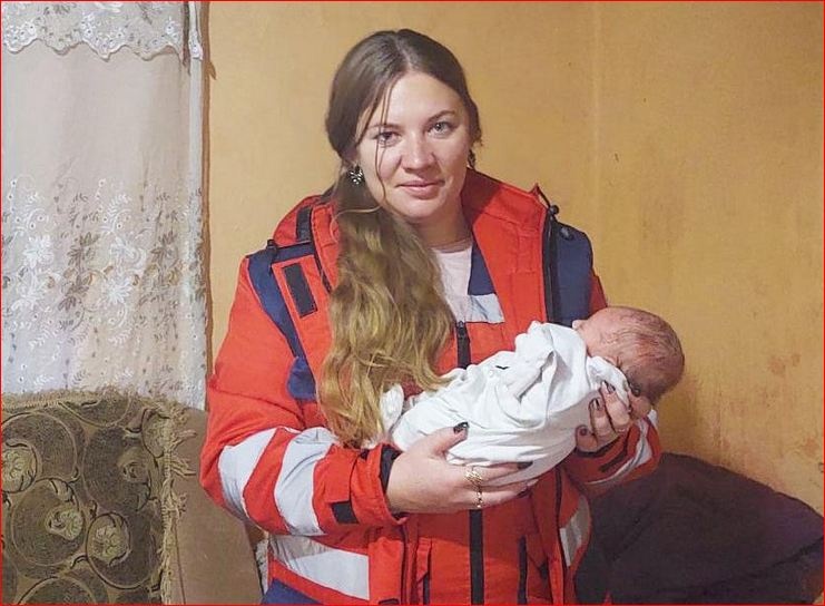 На Закарпатье женщина вызвала домой медиков: якобы нашла младенца в мусорнике