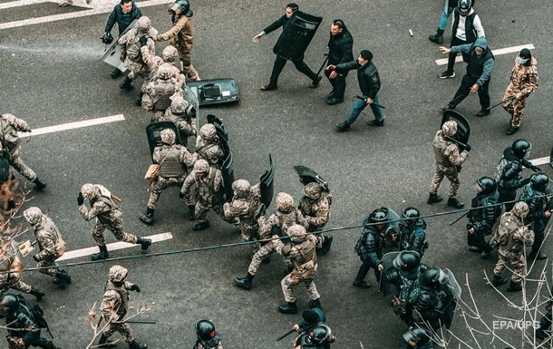 В Казахстане число задержанных участников протестов достигло почти 10 тысяч человек
