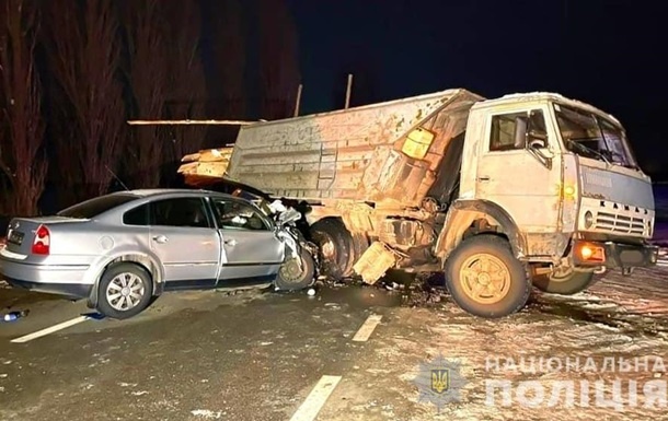 Под Киевом Volkswagen влетел в самосвал, водитель погиб