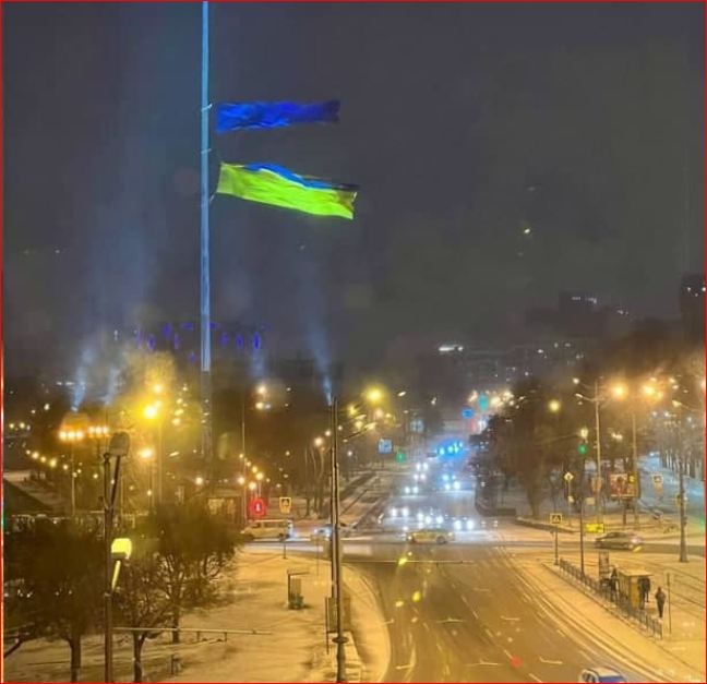 ураганный ветер порвал флаг Украины