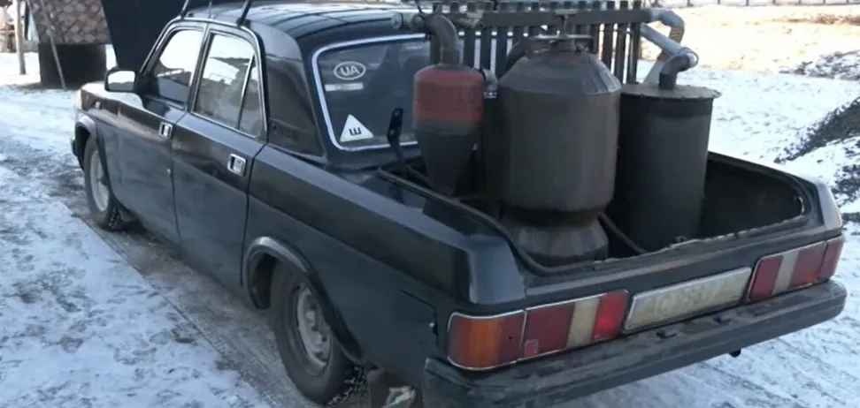 Ни капли бензина: украинец перевел свою старую "Волгу" на дрова