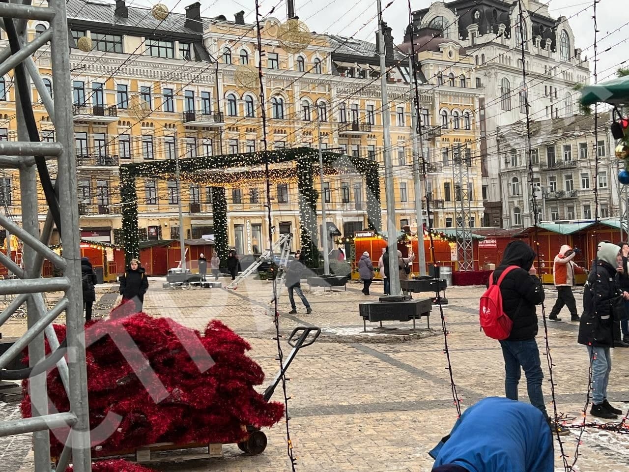 На Софийской площади в Киеве проходит демонтаж новогоднего городка