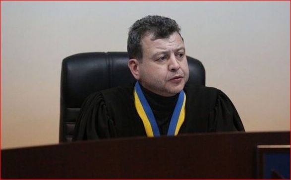 Судье Соколову, который избирает меру пресечения Порошенко, стало плохо, вызвали медиков