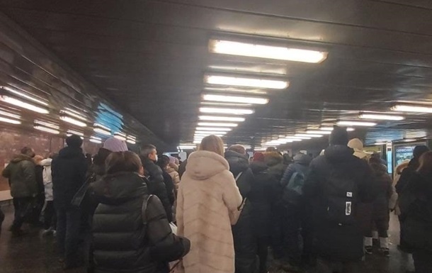 В метро Киева образовалась огромная "пробка"