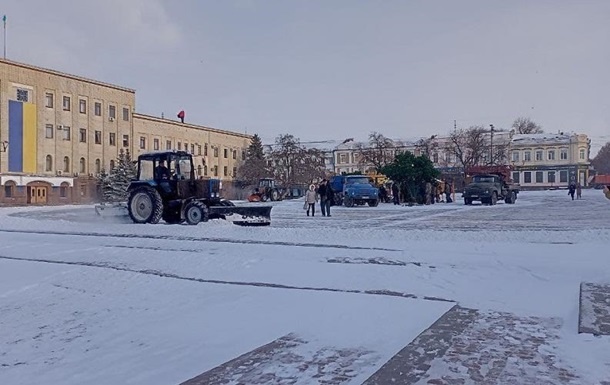В Кропивницком ветер сломал праздничную елку на центральной площади города