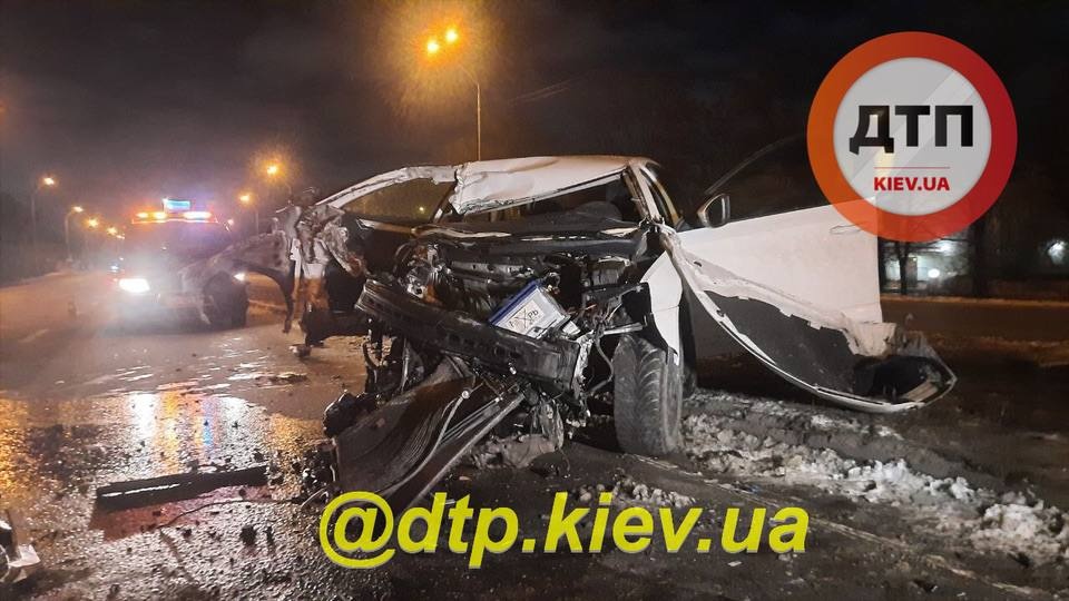 Под Киевом водитель превысил скорость и превратил свой автомобиль в груду металла