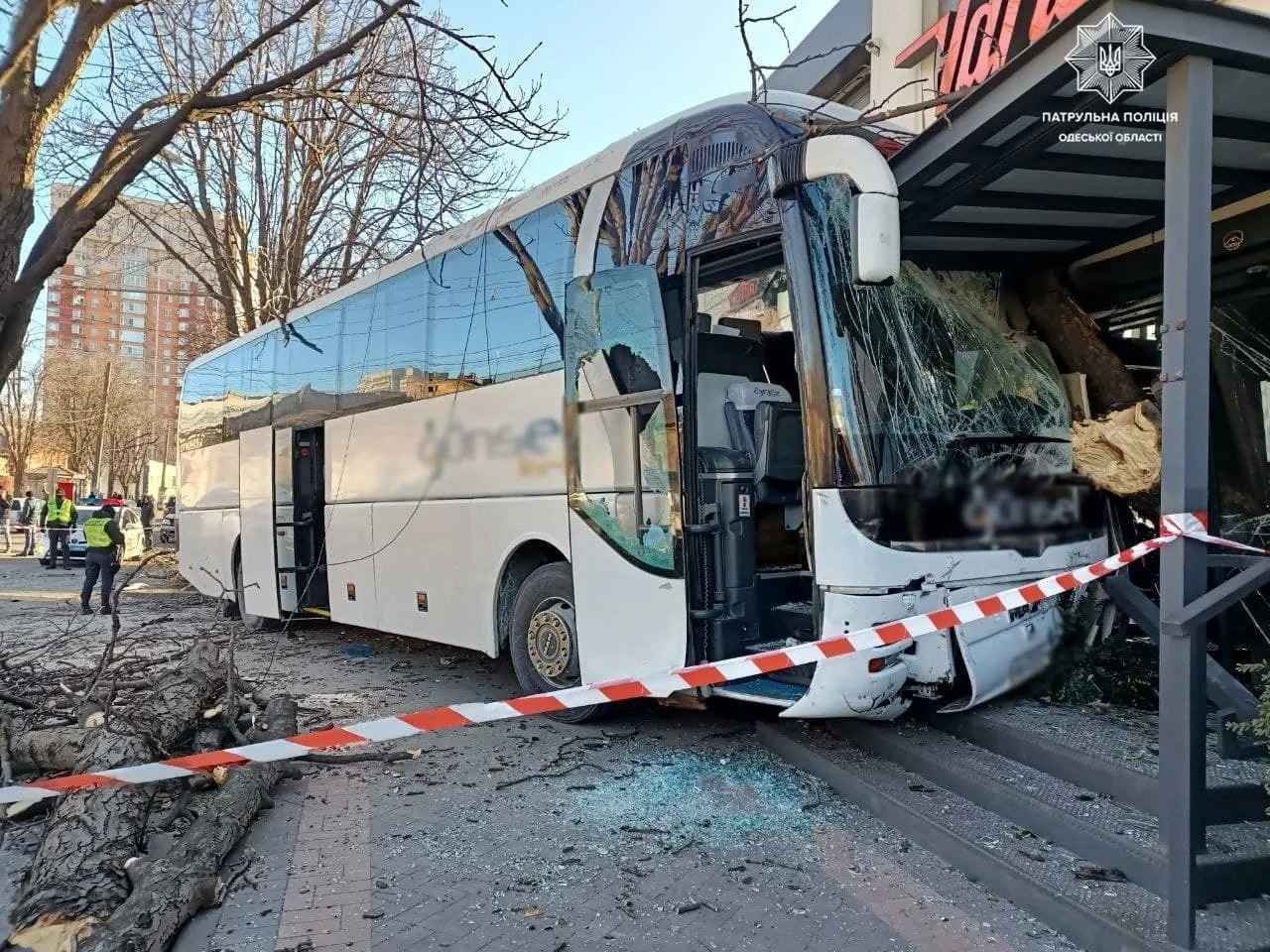 В Одессе рейсовый автобус с пассажирами врезался в здание