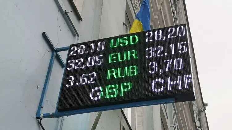 Обесценивание гривны и дорогой бензин: что еще ждет украинскую экономику