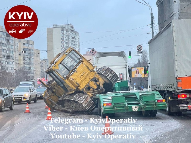 В Киеве с грузовика на дорогу внезапно свалился бульдозер