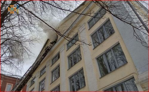 В центре Харькова два часа тушили пожар в университете им. Ярослава Мудрого