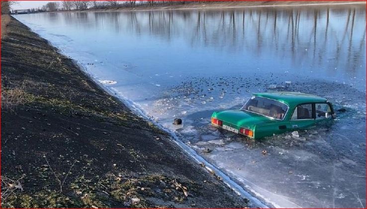 Полицейский с зажигалкой спас 82-летнего водителя из ледяной ловушки на Херсонщине