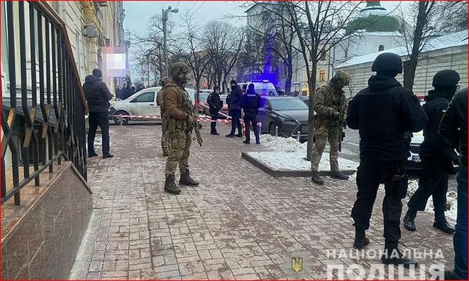 Под зданием СБУ в Киеве неизвестные устроили вооруженные разборки