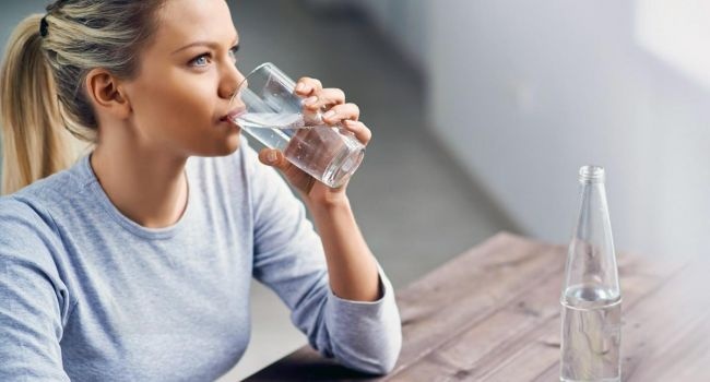 Что будет с вашим организмом, если все напитки заменить водой: ученые провели исследование