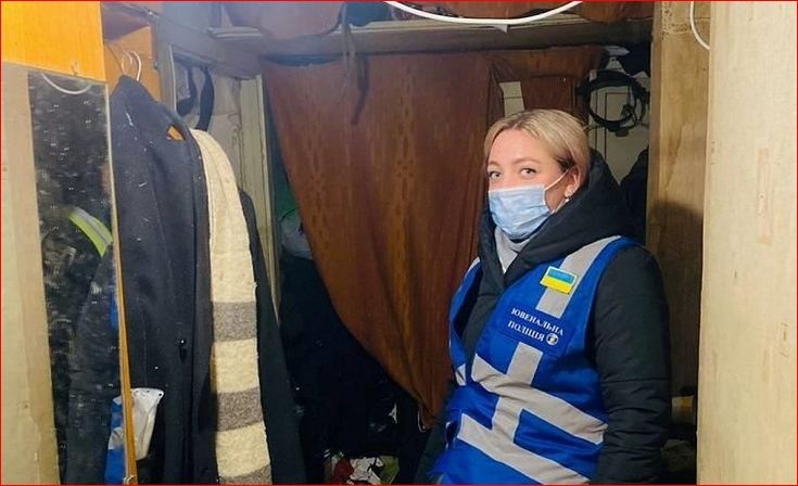 Трое детей 2-4 лет в Киеве жили в квартире из мусора