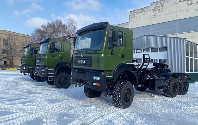 КрАЗ отправил военным первую партию тягачей для перевозки танков