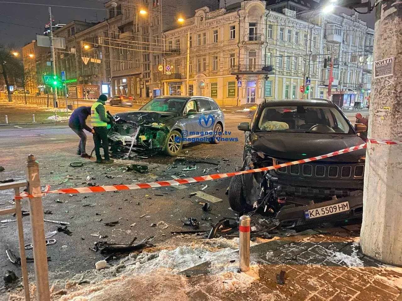 В Киеве столкнулись два внедорожника: обломки авто разбросало на несколько метров