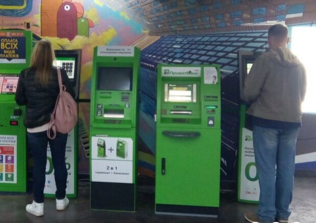 Суммы списывают, а денег не выдают: банкоматы ПриватБанка сошли с ума