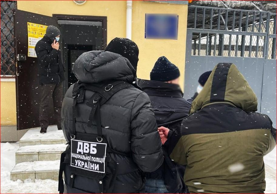 Зарплату получали, на работу не ходили: в Харькове задержана группа полицейских и их начальник
