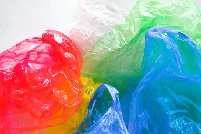 В Украине запретили распространять пластиковые пакеты менее чем за 2 грн за штуку