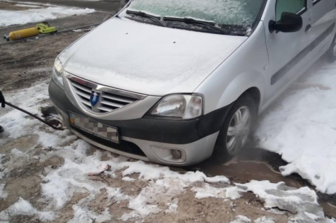 В Киеве автомобили "ушли под землю"