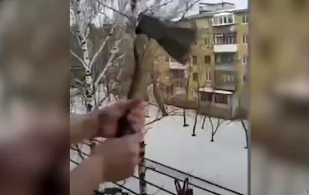 Хотел снять "вирусное" видео: в Мариуполе тиктокер бросал с балкона топор