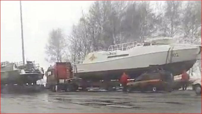 РФ по суше перебрасывает патрульные катера к Азовскому морю