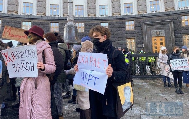 В Киеве возле Кабмина начался протест студентов