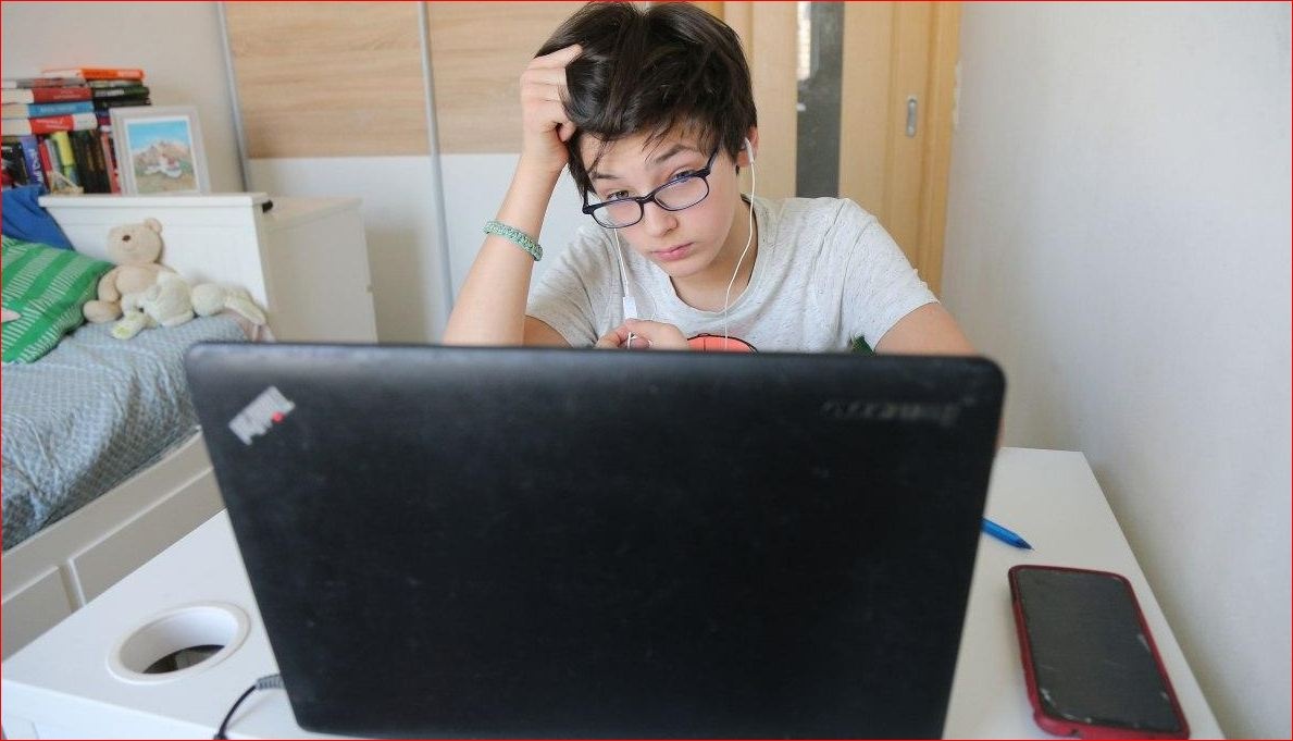 "Сербала и чавкала": родители в Ровно шокированы поведением учителя на онлайн-уроке