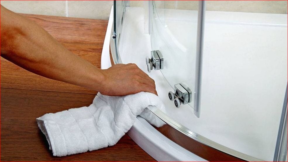 Уборка в ванной без проблем: как сделать душевую дверь сияющей