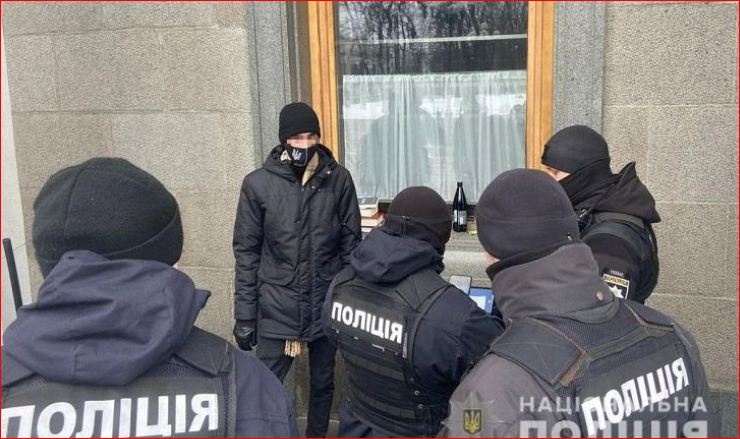 Львовянин бросил молоток в здание Верховной Рады: злоумышленника задержали