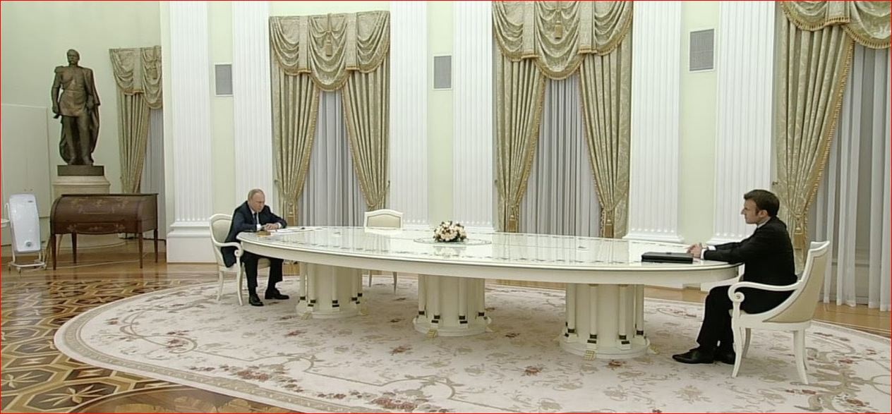 Путин встретился с Макроном: появились кадры
