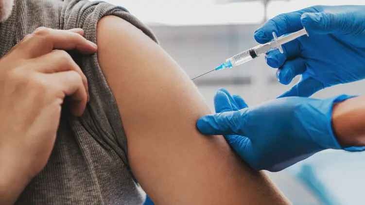 Симптомы COVID-19 и реакция организма на вакцинацию: в Минздраве назвали отличия