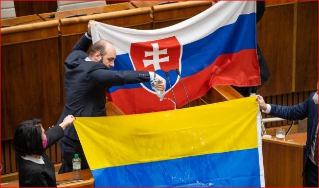 В Словакии парламентарий облил водой флаг Украины
