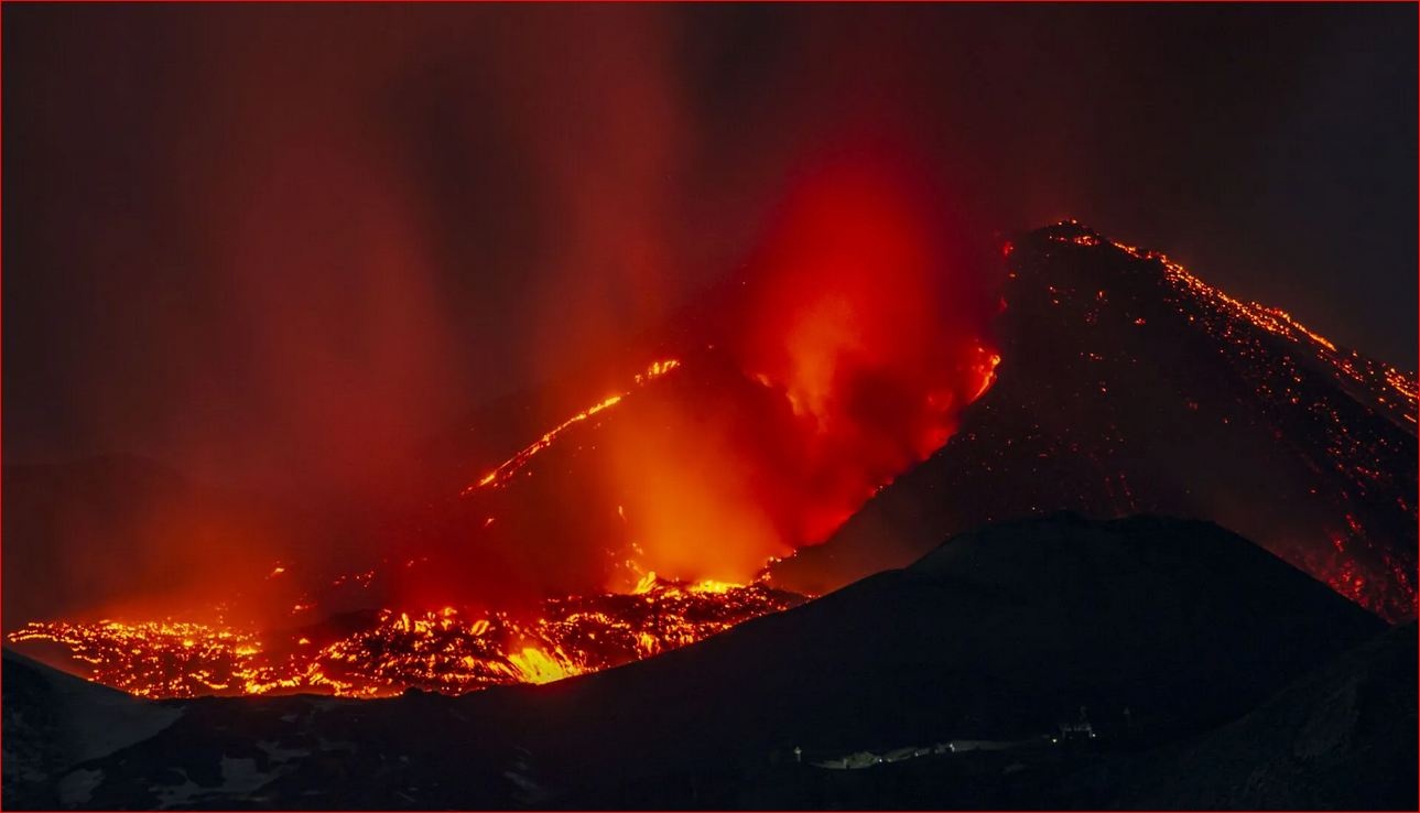 В Италии проснулся вулкан Этна: кадры огненного "ада"
