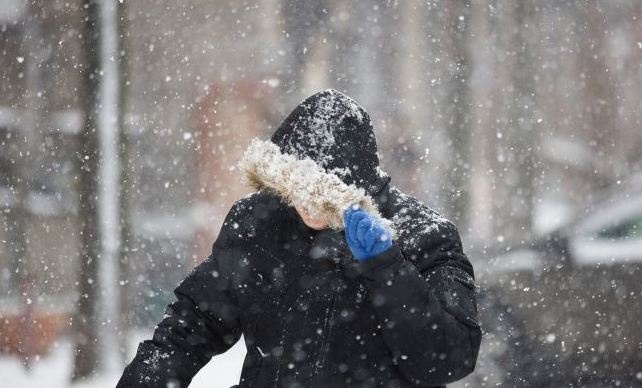 Порывы ветра внесут в Украину мокрый снег: прогноз погоды на 12 февраля