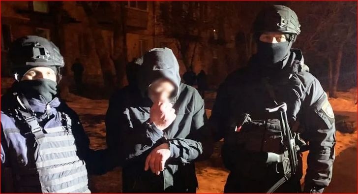 Отец и сын угнали машину под Киевом: водителя протащили на двери