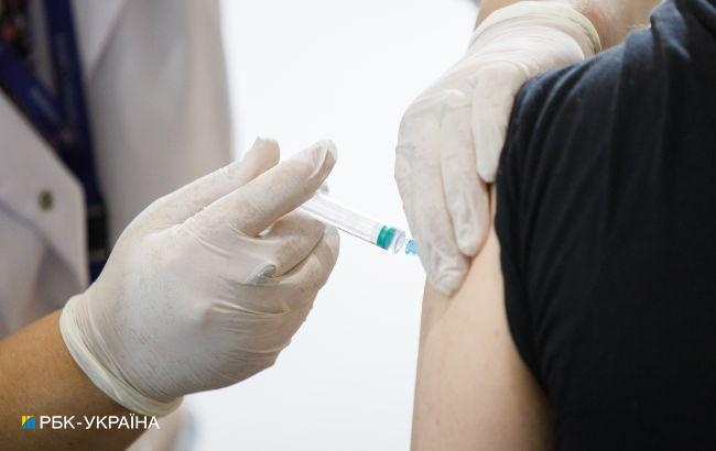 За сутки прививку от коронавируса получили еще более 65 тысяч украинцев